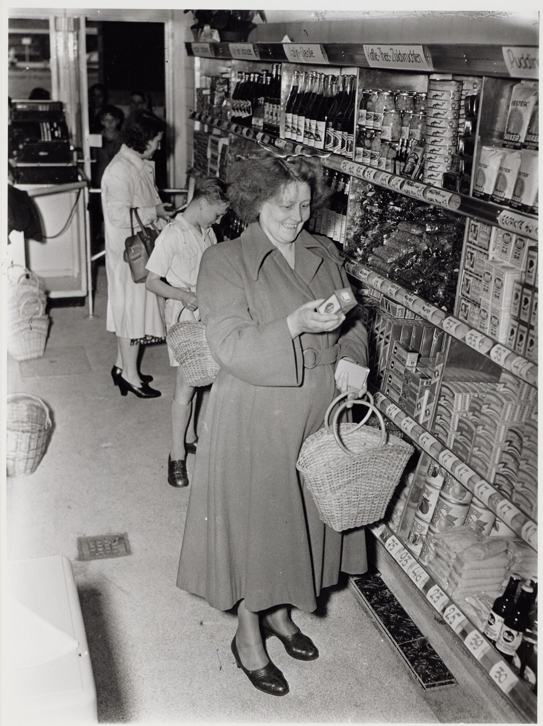Klik voor foto in apart venster dirk_van_den_broek_mercatorplein_1950_zelfbedienig.jpg